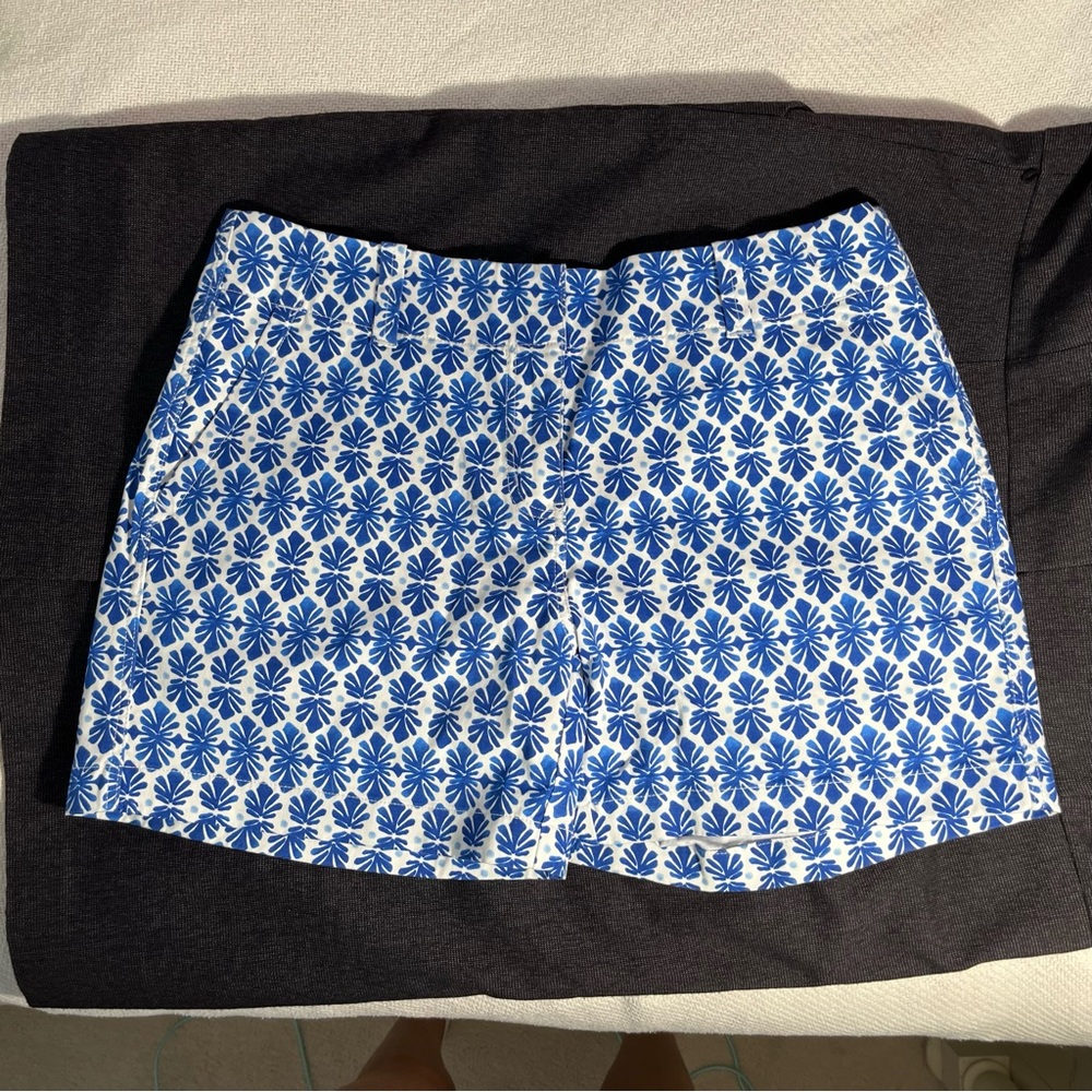 Vineyard Vines Shorts Sz 8 blue and white pattern - New with tags